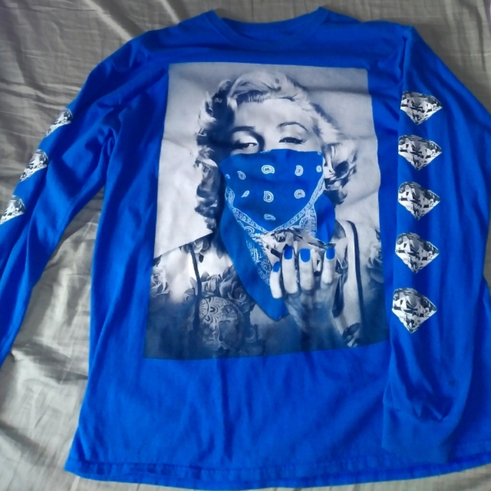 A very nice blue dimond marlin Monroe shirt